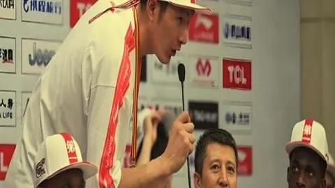 伊万卸任引发赛场波澜，当事人发声回应